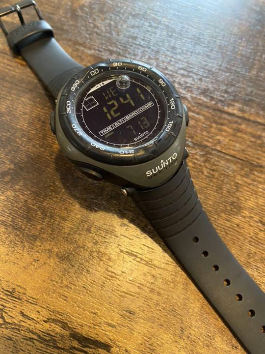 世界的に有名な 値下げ。美品◉SUUNTO ブラック×カーキ　人気カラー スント　VECTOR 腕時計(デジタル)